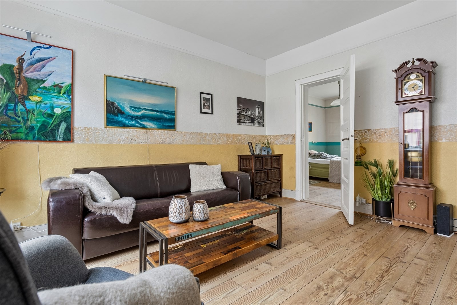 Stuen har god plass til sofagruppe og et pent tregulv. Herfra er det adkomst til ett av soverommene. Galleribilde
