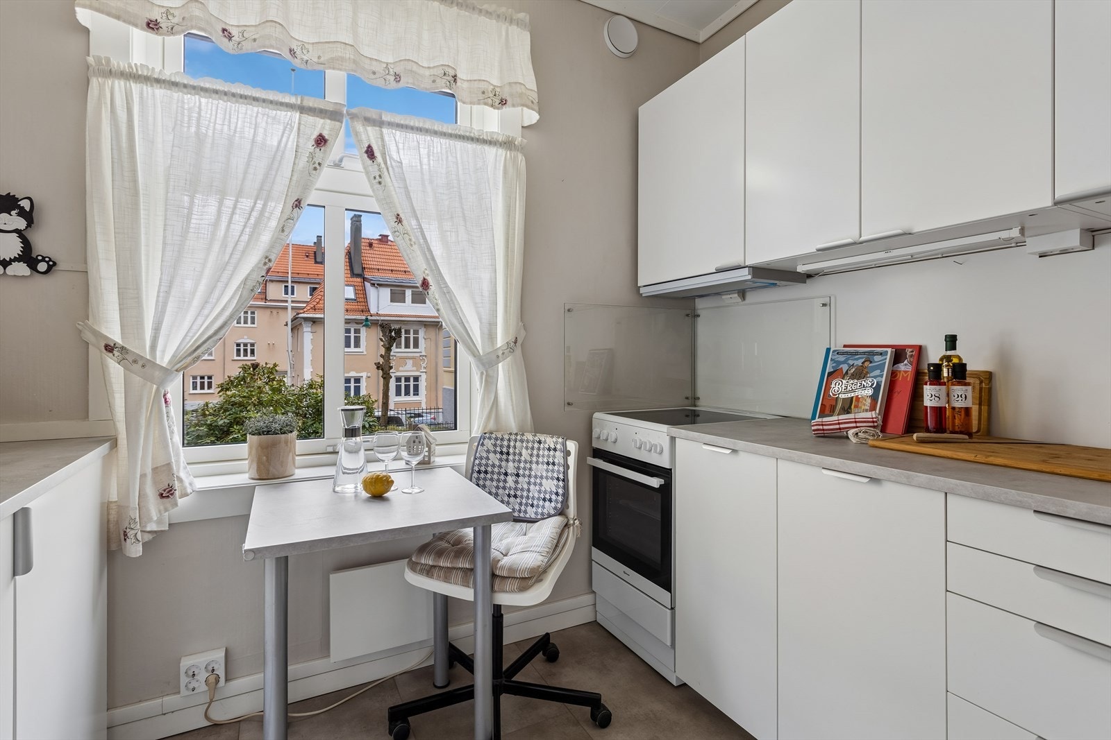 Plass til en liten spiseplass ved vinduet. Galleribilde