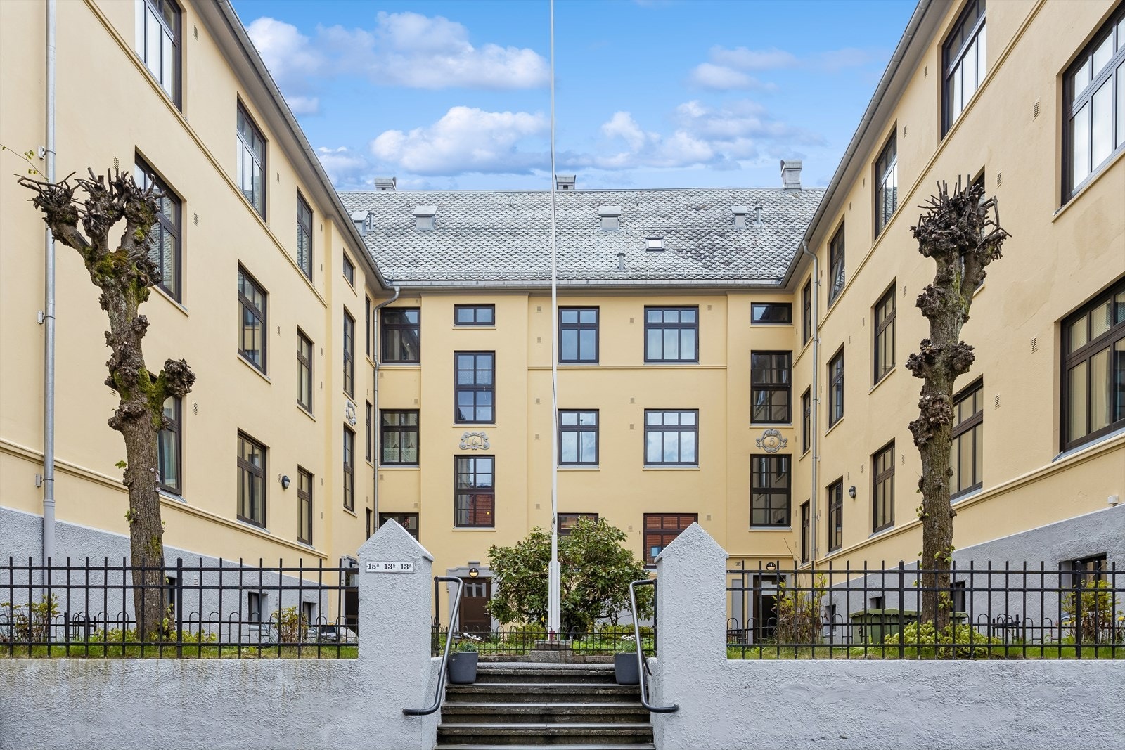 Bygården er fra 1924 med klassiske, malte murfasader. Yttertaket er tekket med skifer og ble fornyet i 2023. Galleribilde