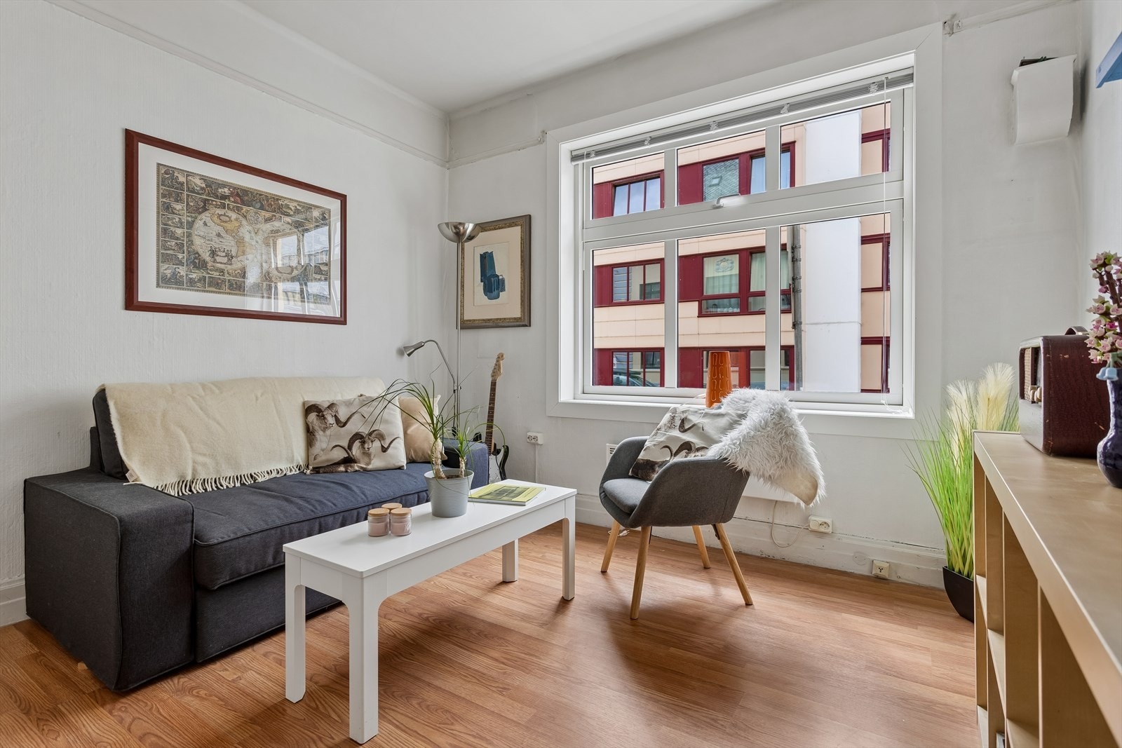 Det ene av leilighetens to soverom har klikklaminat på gulvet og god plass til seng og møblement. Galleribilde