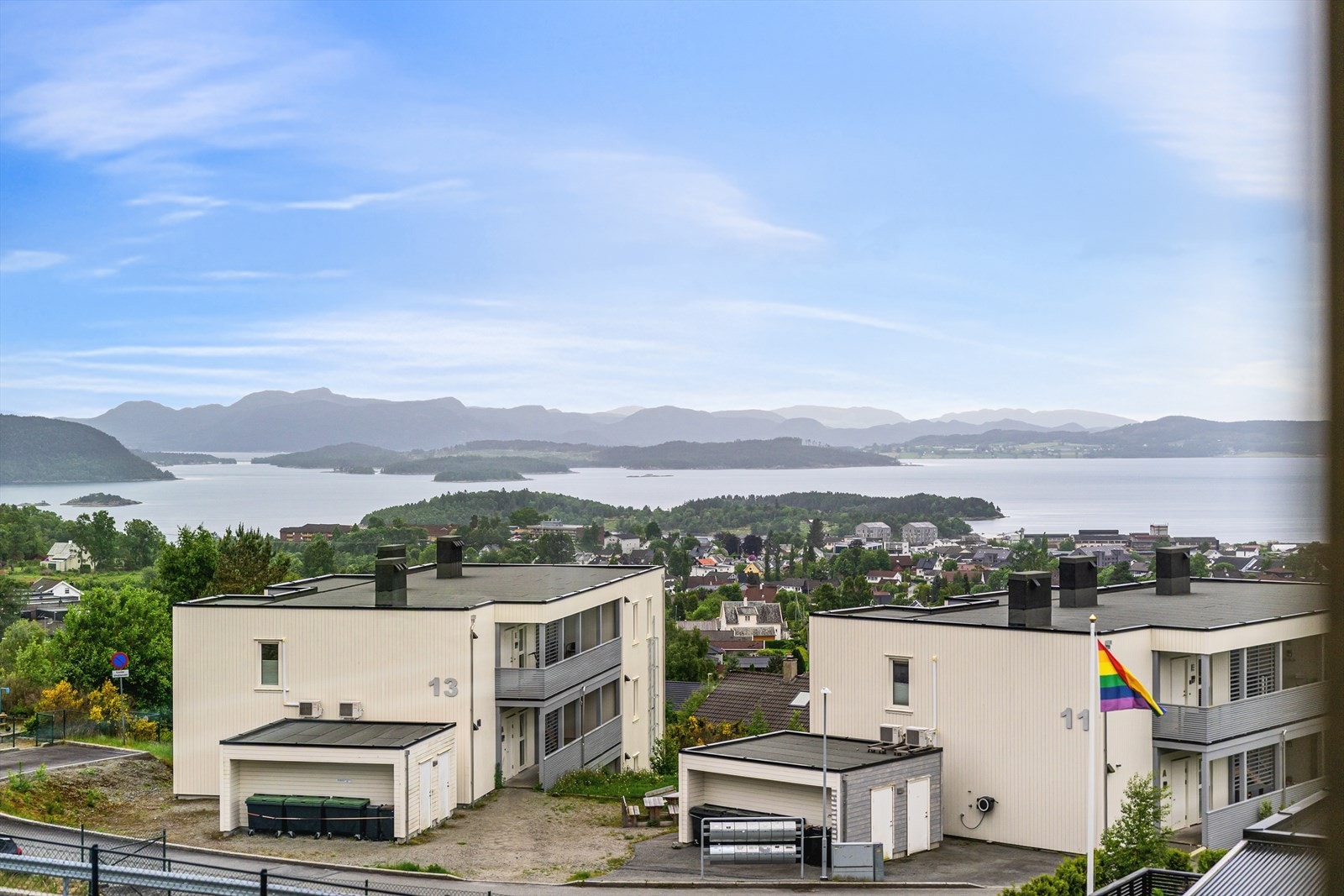 Fra eiendommen er det utsikt over nærområdet og fjorden. Galleribilde