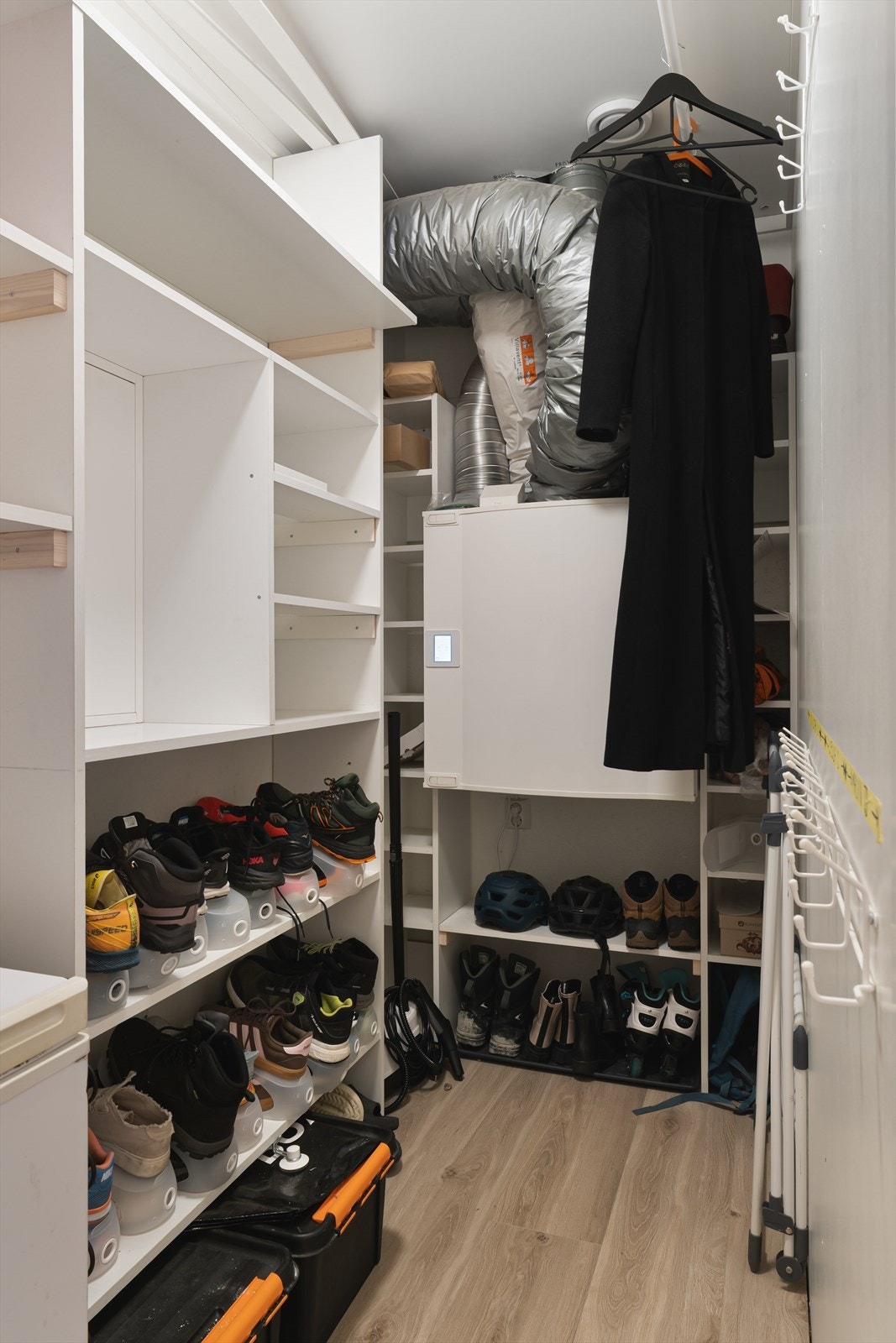 Intern bod med god plass til oppbevaring. Her er også aggregatet til det balanserte ventilasjonsanlegget plassert. Galleribilde