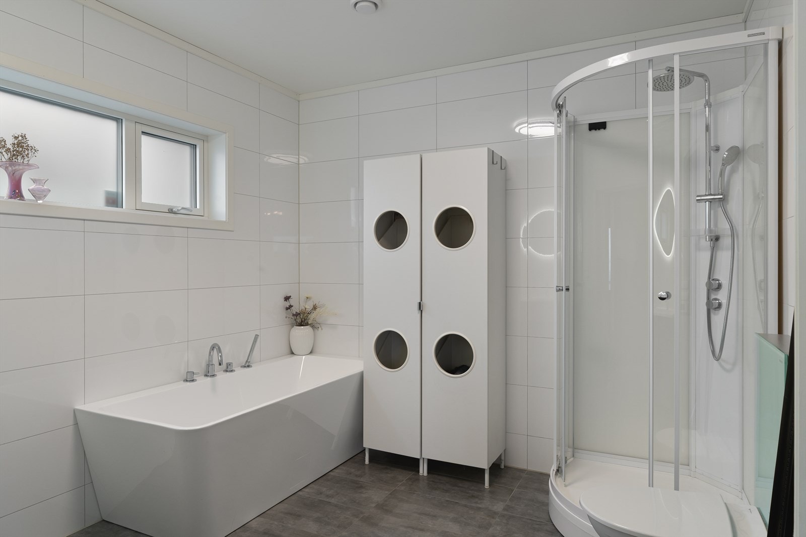 Badet er romslig og utstyrt med både dusjkabinett og badekar. Galleribilde