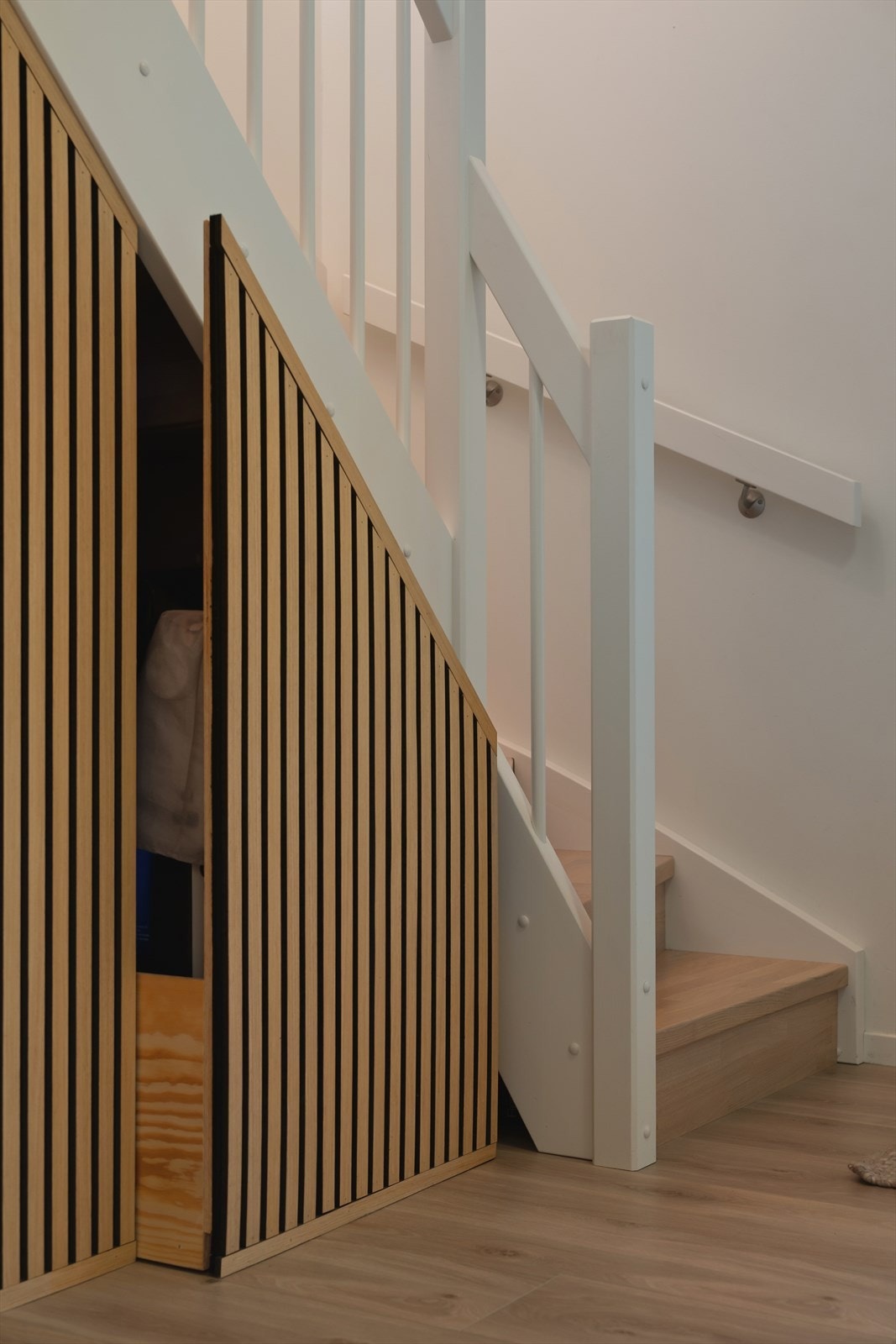 Smart utnyttelse av plassen med kott under trappen for ekstra lagring. Galleribilde