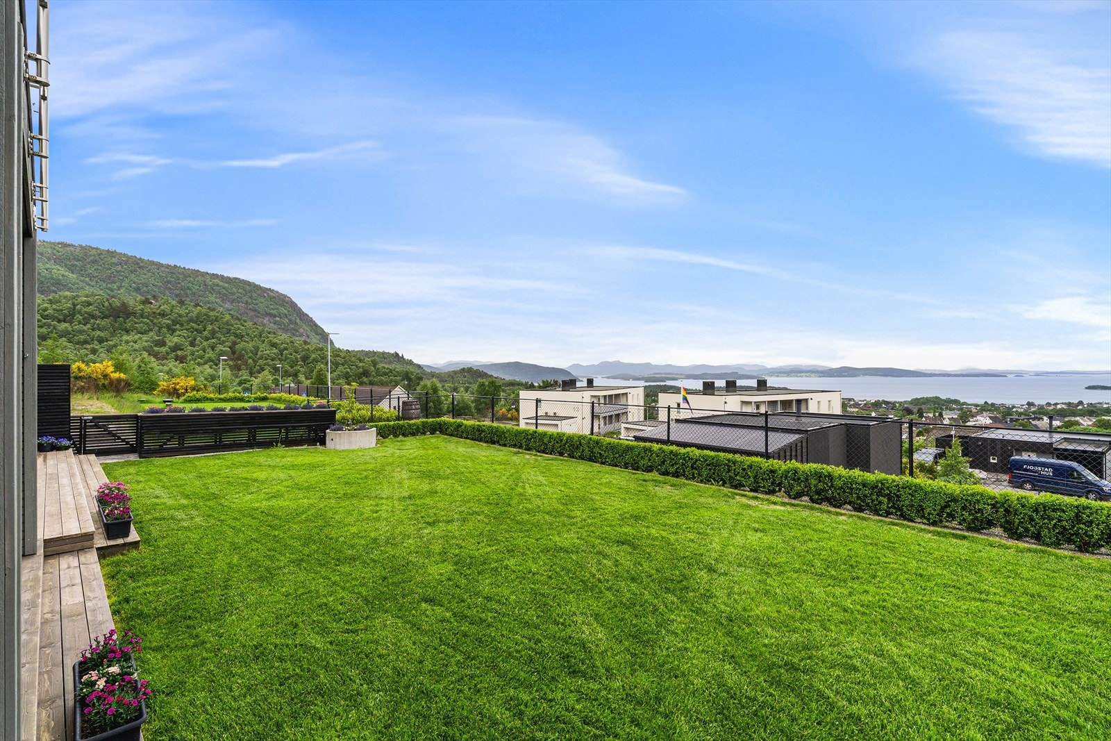Hagen er pent opparbeidet og usjenert, med god plass for lek og aktivitet. Galleribilde