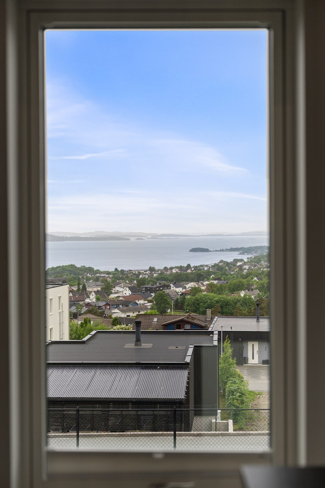 Utsikt fra et av vinduene i boligen. Galleribilde