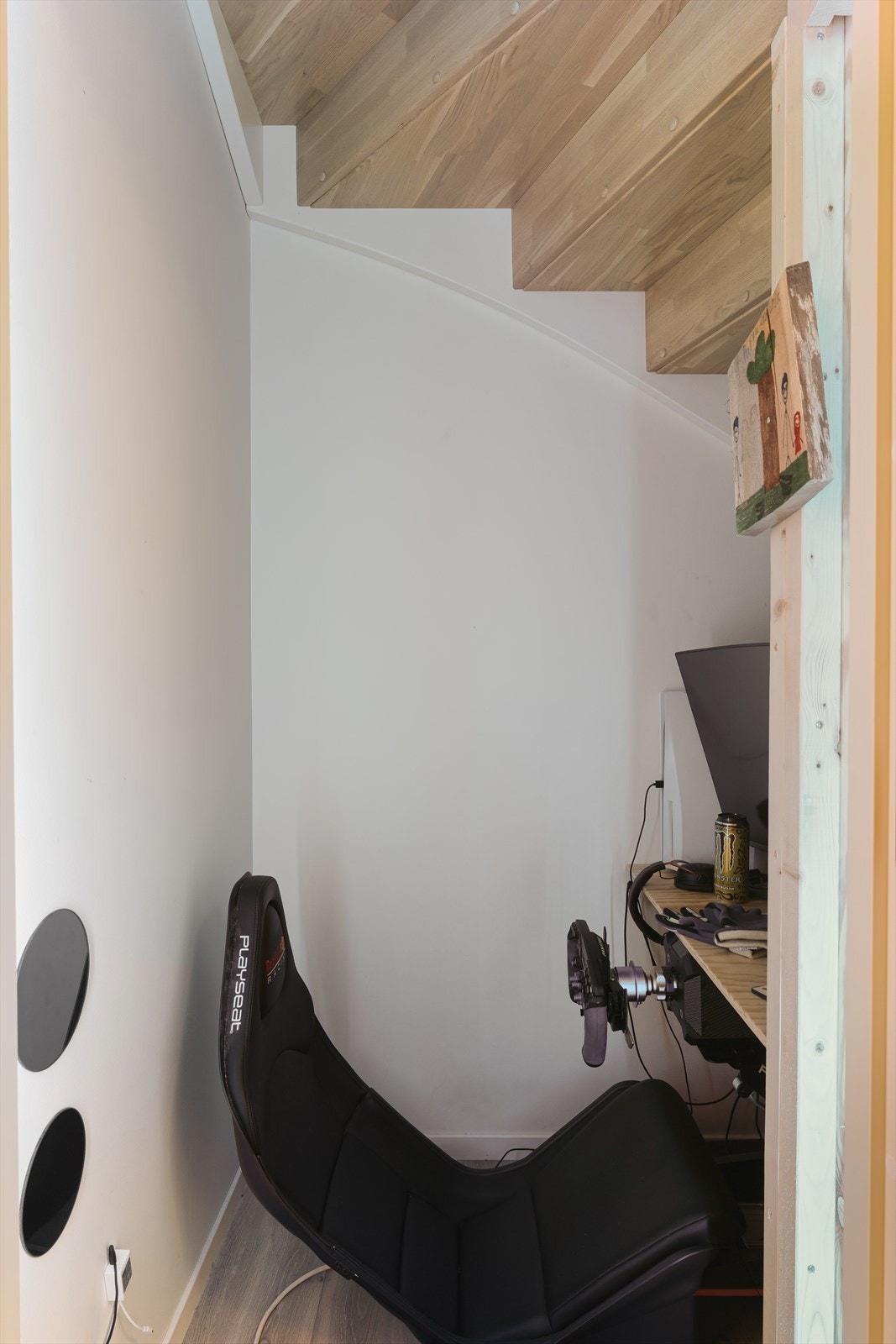 En liten krok, praktisk for oppbevaring eller en liten arbeidsplass. Galleribilde