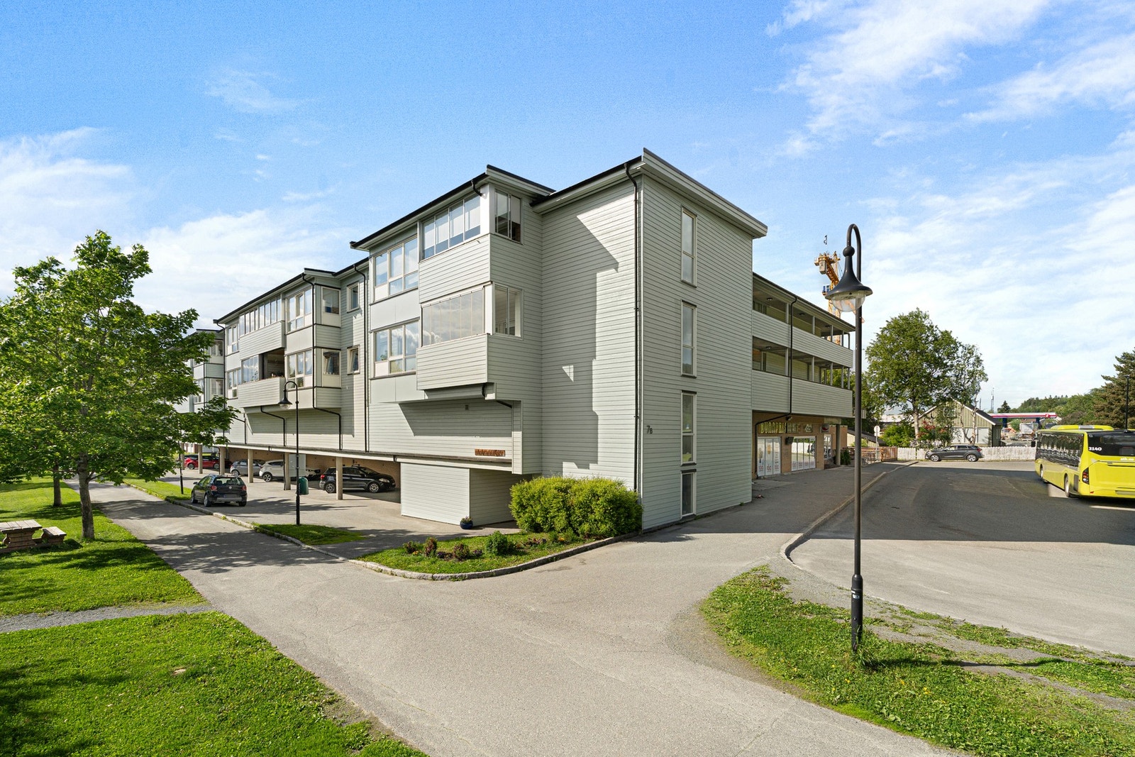 Leiligheten disponerer en fast parkeringsplass under tak. Galleribilde