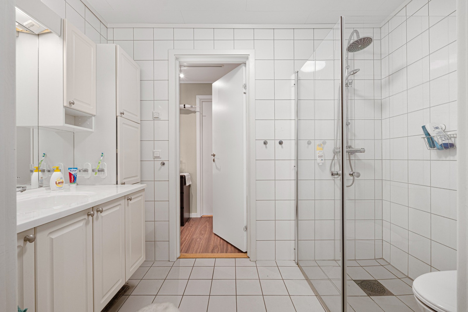 Badet er fra byggeår men fremstår også som pent brukt Galleribilde