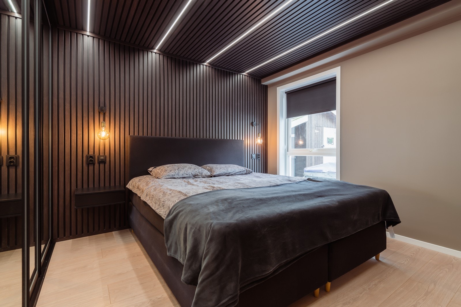 Soverommet i 1. etasje er nylig innredet og ser ut som et skikkelig deilig hotellrom Galleribilde