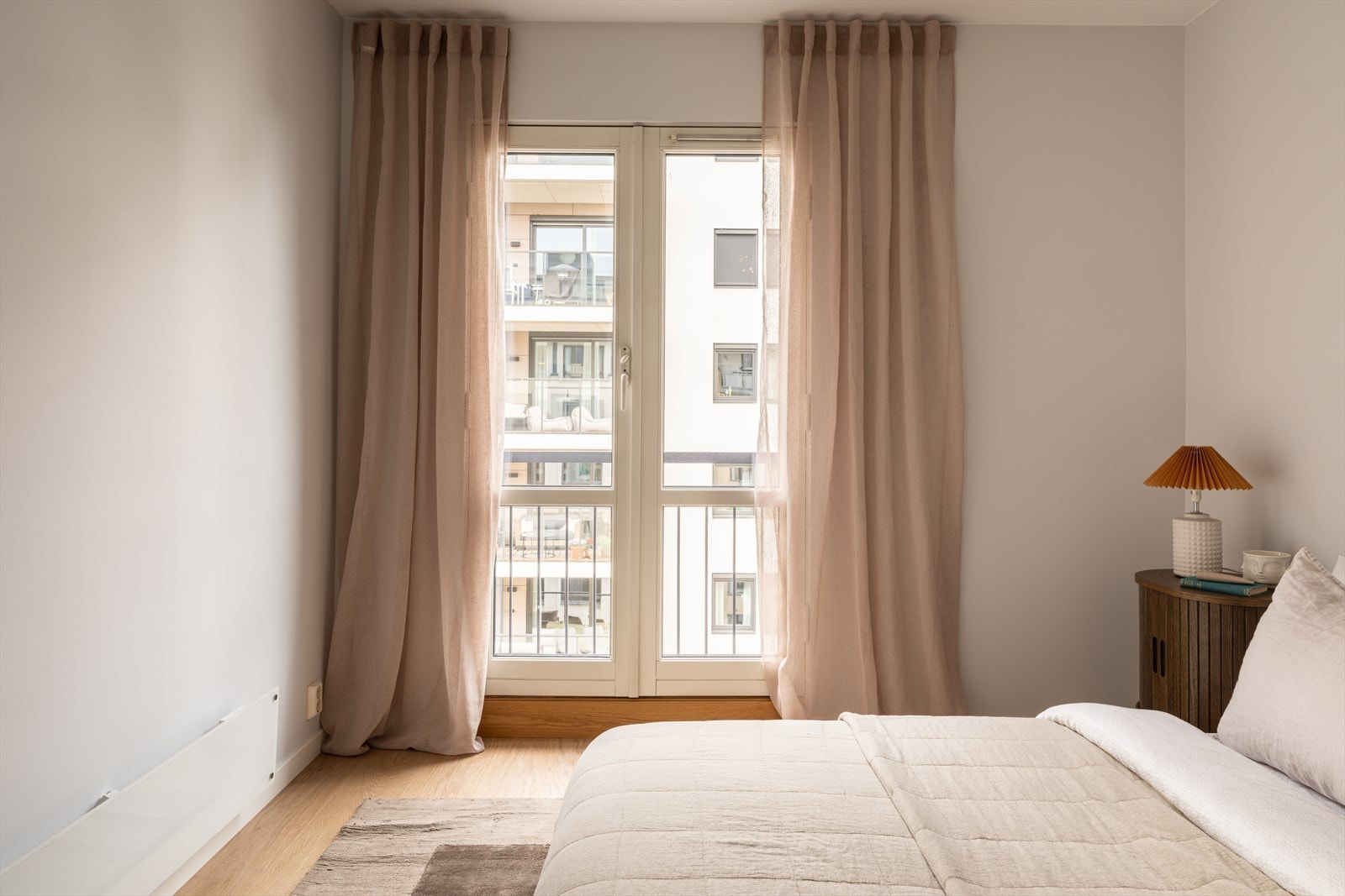 Soverommet har god plass til dobbeltseng og nattbord. Galleribilde