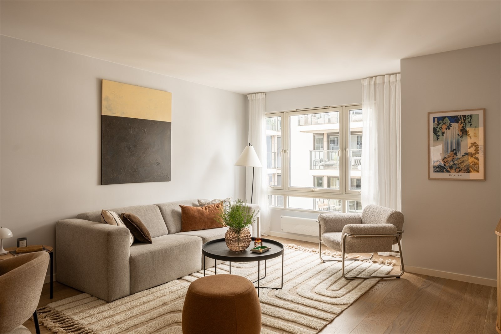 Stuen er romslig og har god plass til både sofagruppe og spisebord. Galleribilde