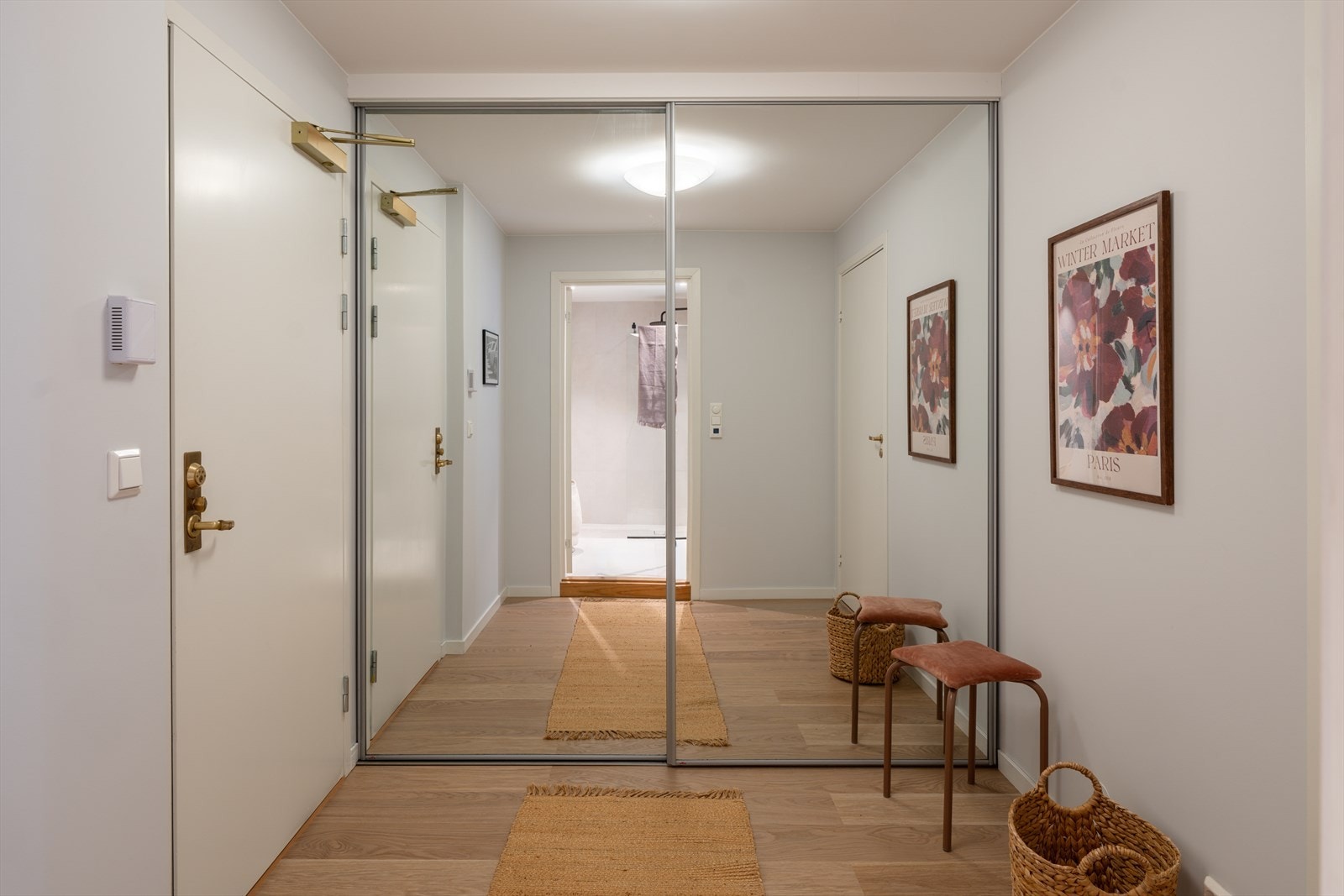 Innbydende entré med skyvedørsgarderobe. Inngangsdøren er brann- og lydklassifisert. Galleribilde