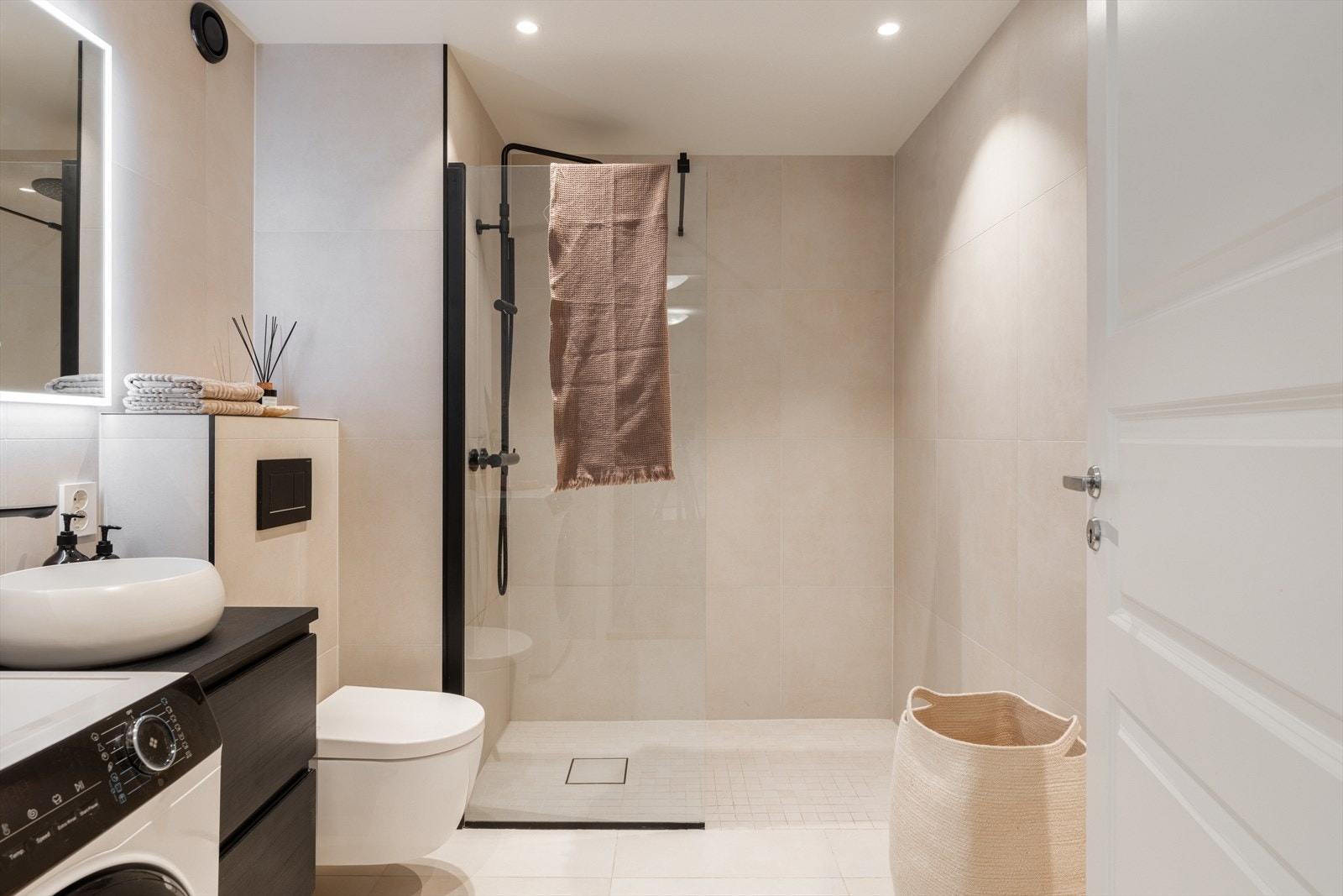 Badet ble oppgradert i 2023 med delikate fliser, moderne innredning og opplegg for vaskemaskin. Galleribilde