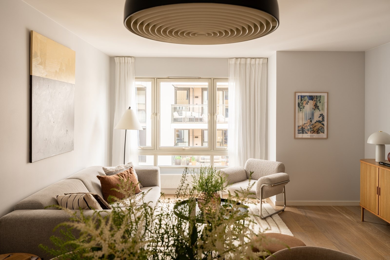 Store vindusflater med isolerglass fra byggeåret slipper inn godt med dagslys. Galleribilde
