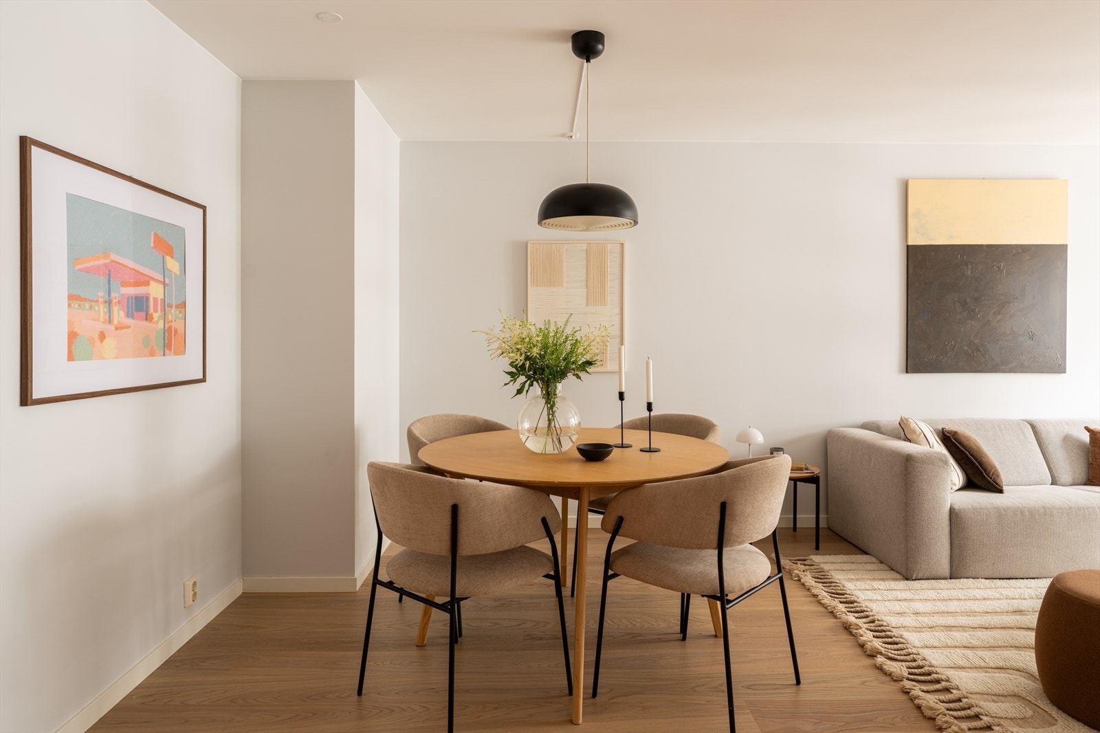 Gjennomgående parkett på gulv og slette, malte vegger gir et helhetlig inntrykk. Galleribilde