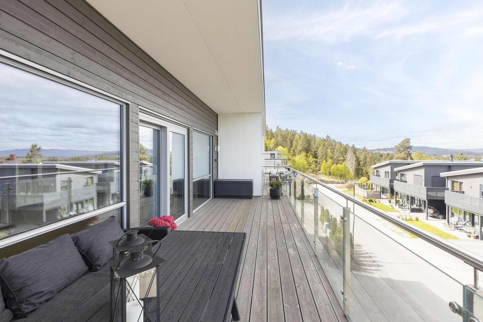 Terrasse med plass til sittegruppe. Galleribilde