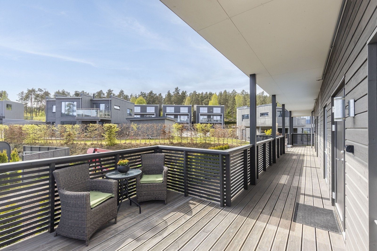 Terrassen har en komfortabel sittegruppe og er avgrenset med rekkverk for ekstra sikkerhet. Galleribilde