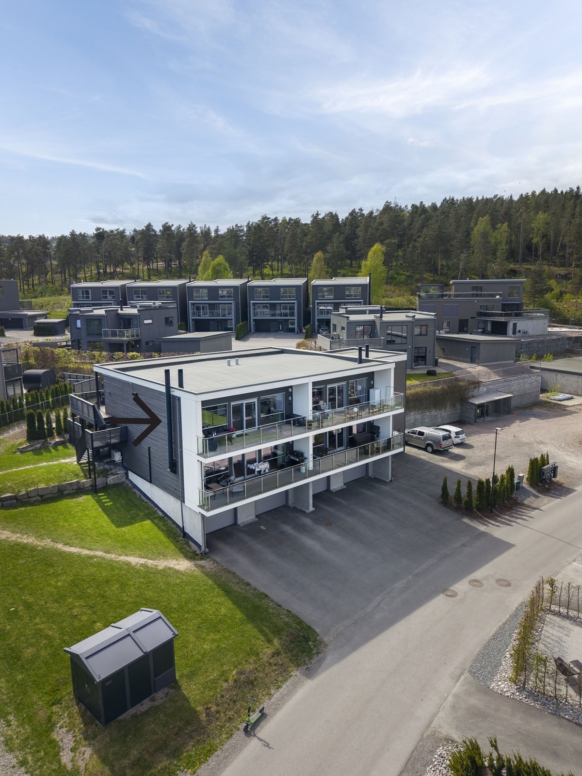 Garasjeplass i underetasjen gir praktisk oppbevaring og parkering. Galleribilde