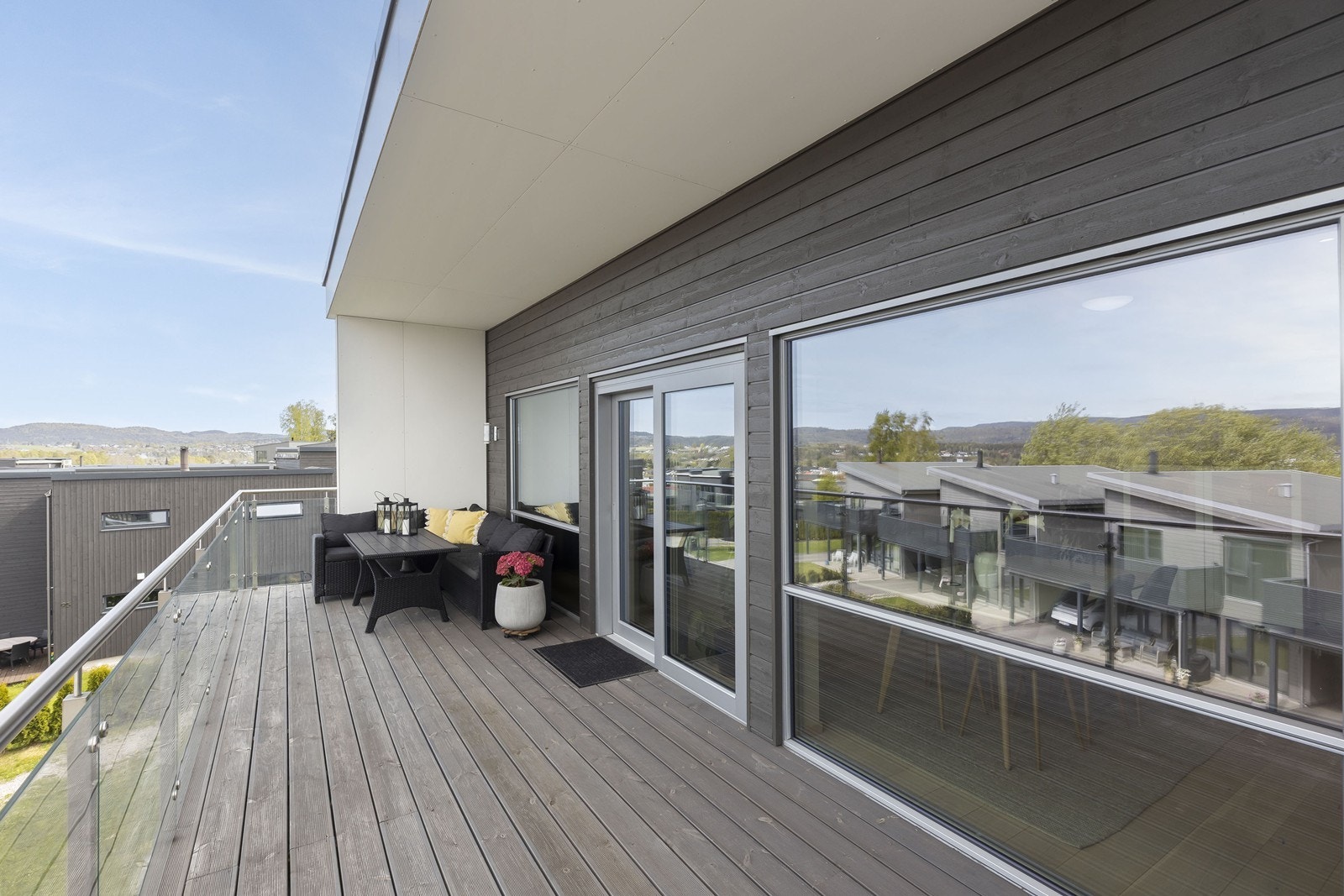 Verandaen har vedlikeholdsvennlige terrassebord, og gir romslig plass til sittegruppe og avslapning. Galleribilde