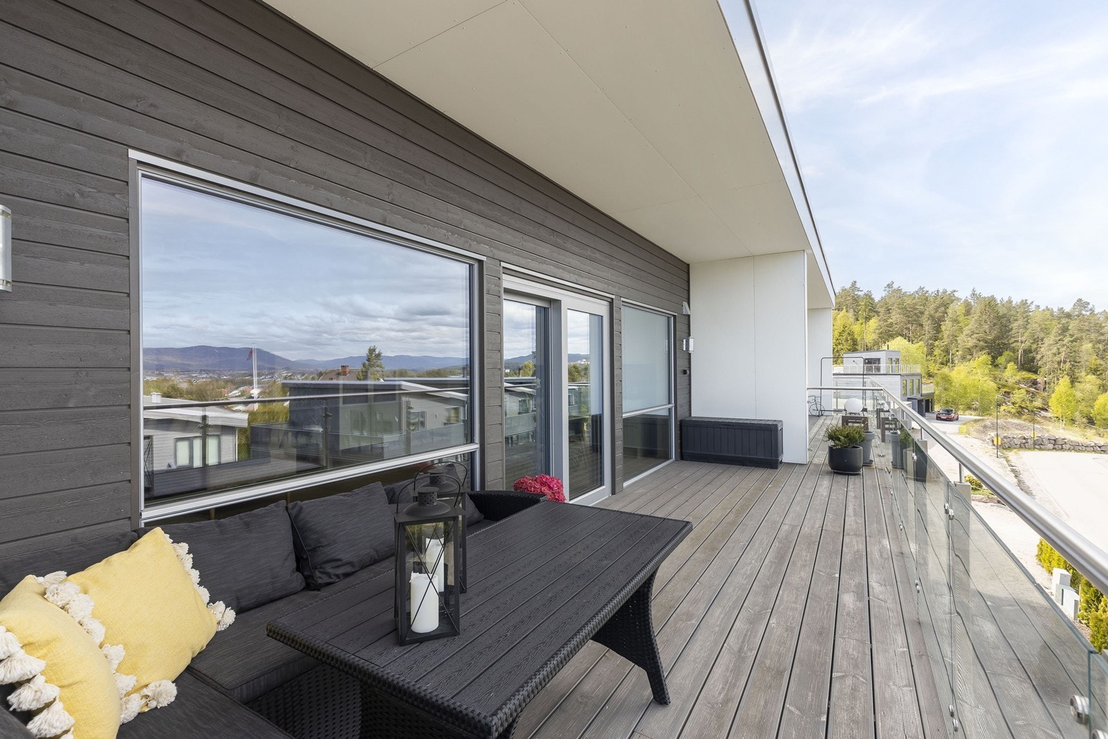 Fra verandaen kan man beundre den omkringliggende naturen og nærområdet. Galleribilde