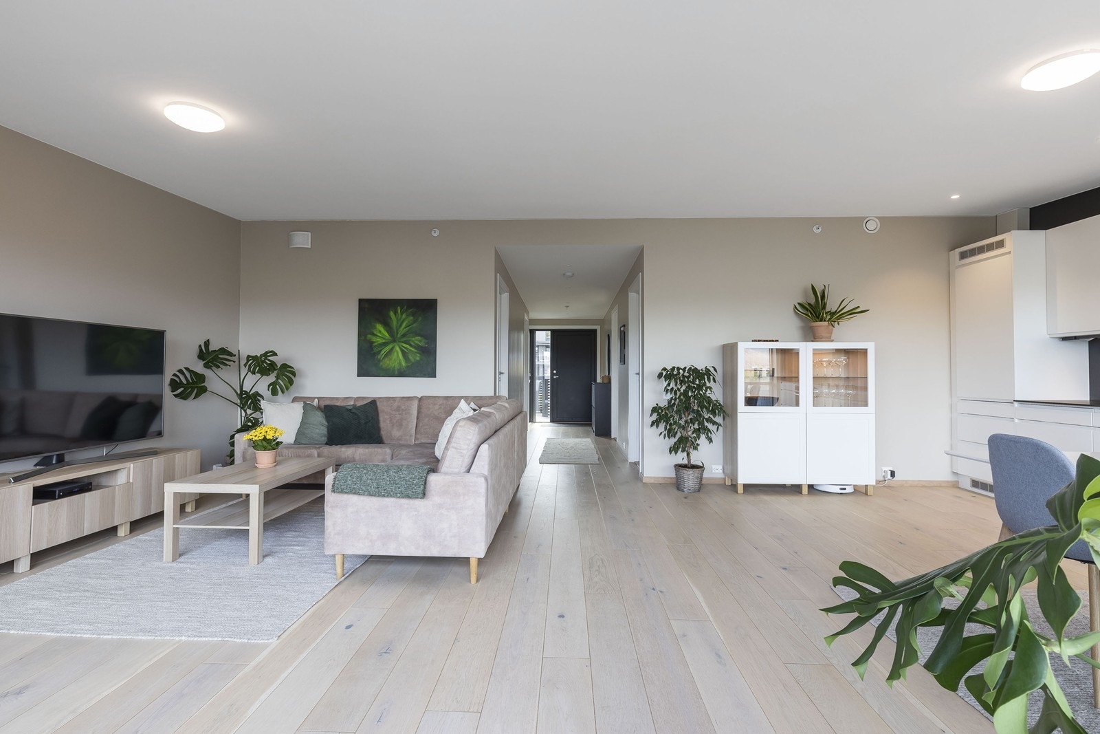 Stuen er stor og fin med åpen løsning mot kjøkkenet. Galleribilde
