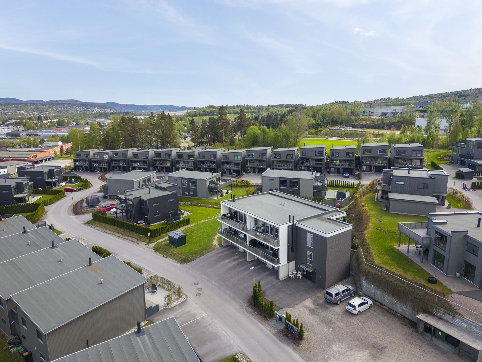 Leiligheten ligger i et moderne boligområde oppført med gode uteområder. Galleribilde