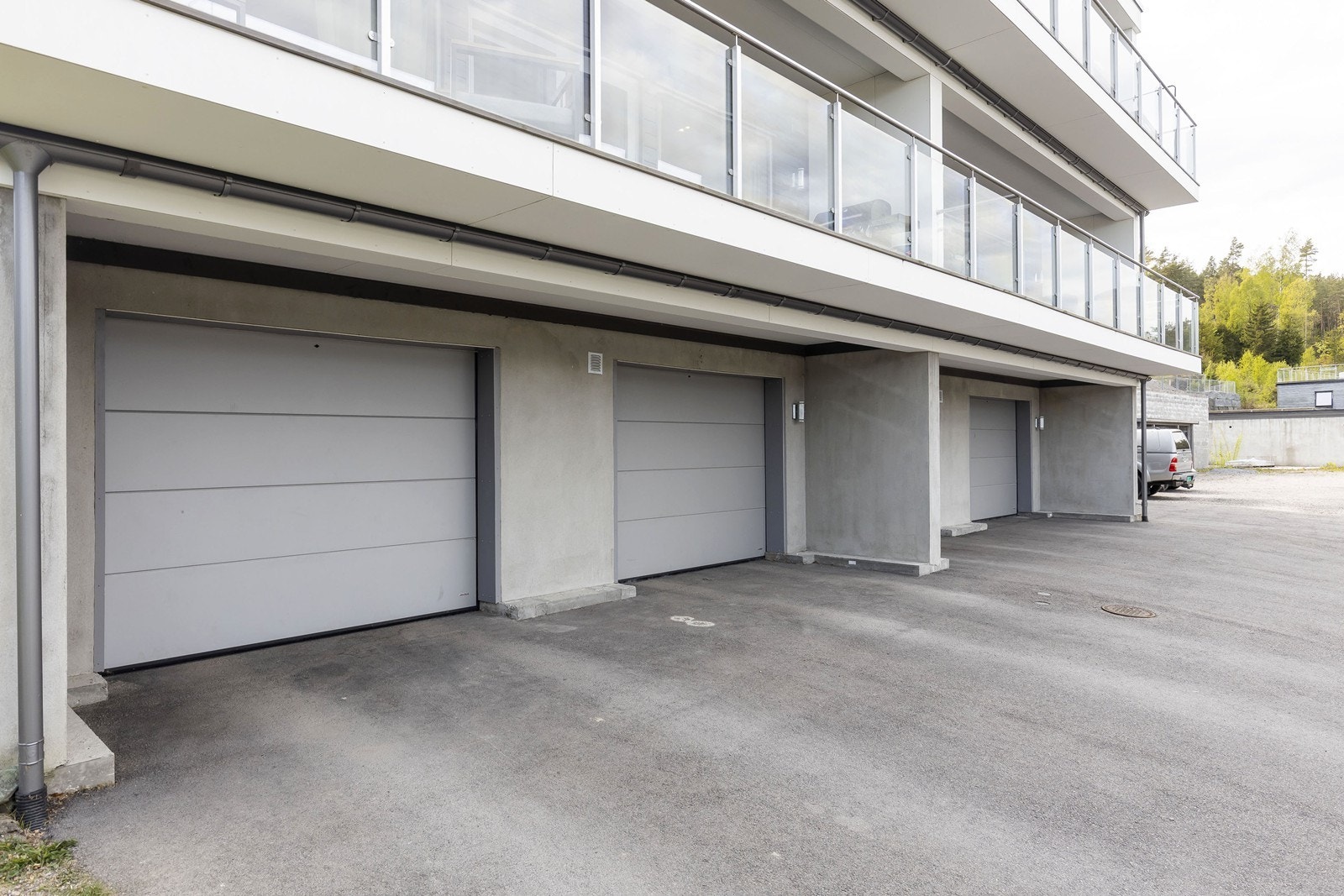 Garasjeanlegg med automatisk port gir sikker og praktisk oppbevaring. Galleribilde