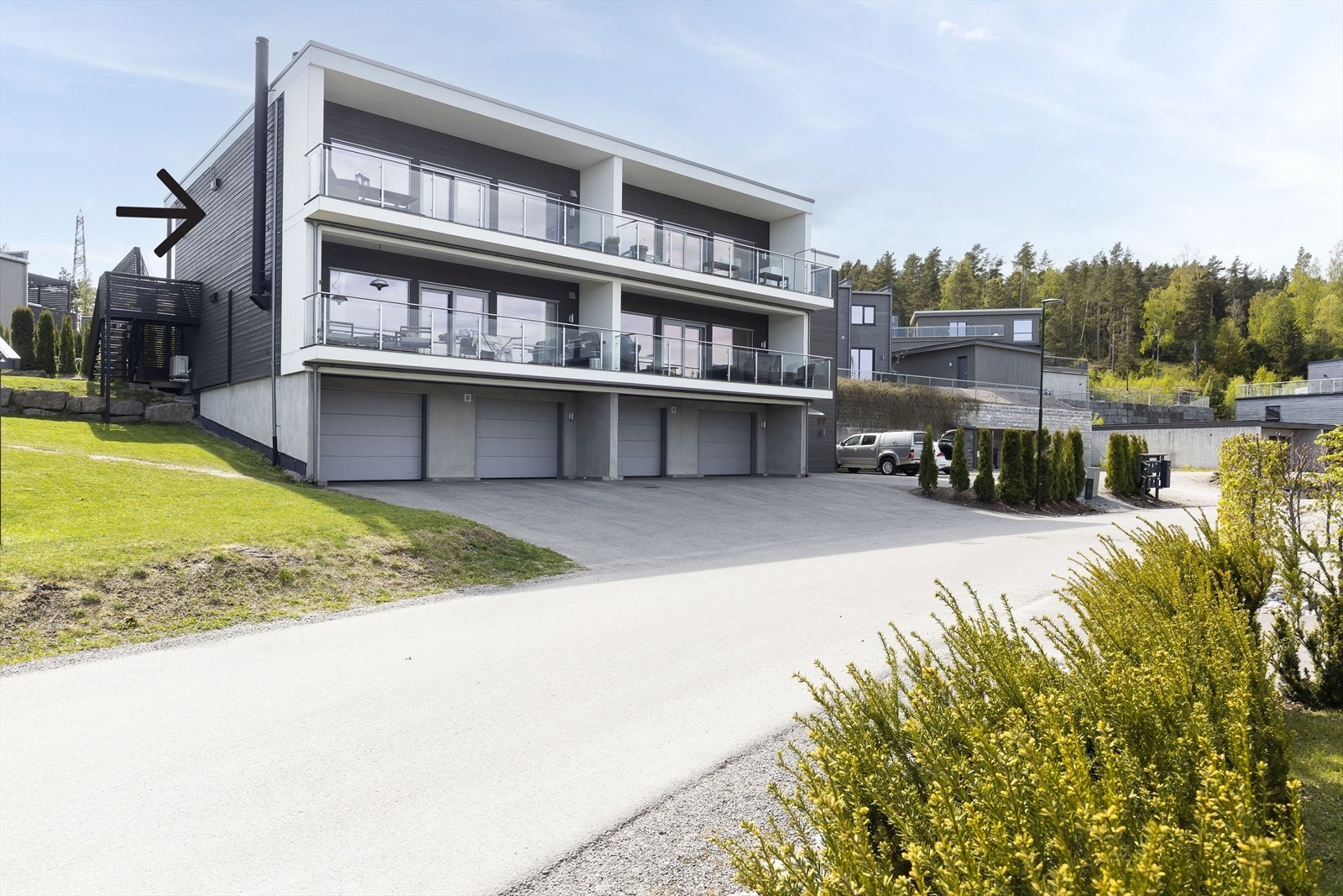 Boligen ligger i 2-etasje og det er heis opp fra bakkeplan. Galleribilde