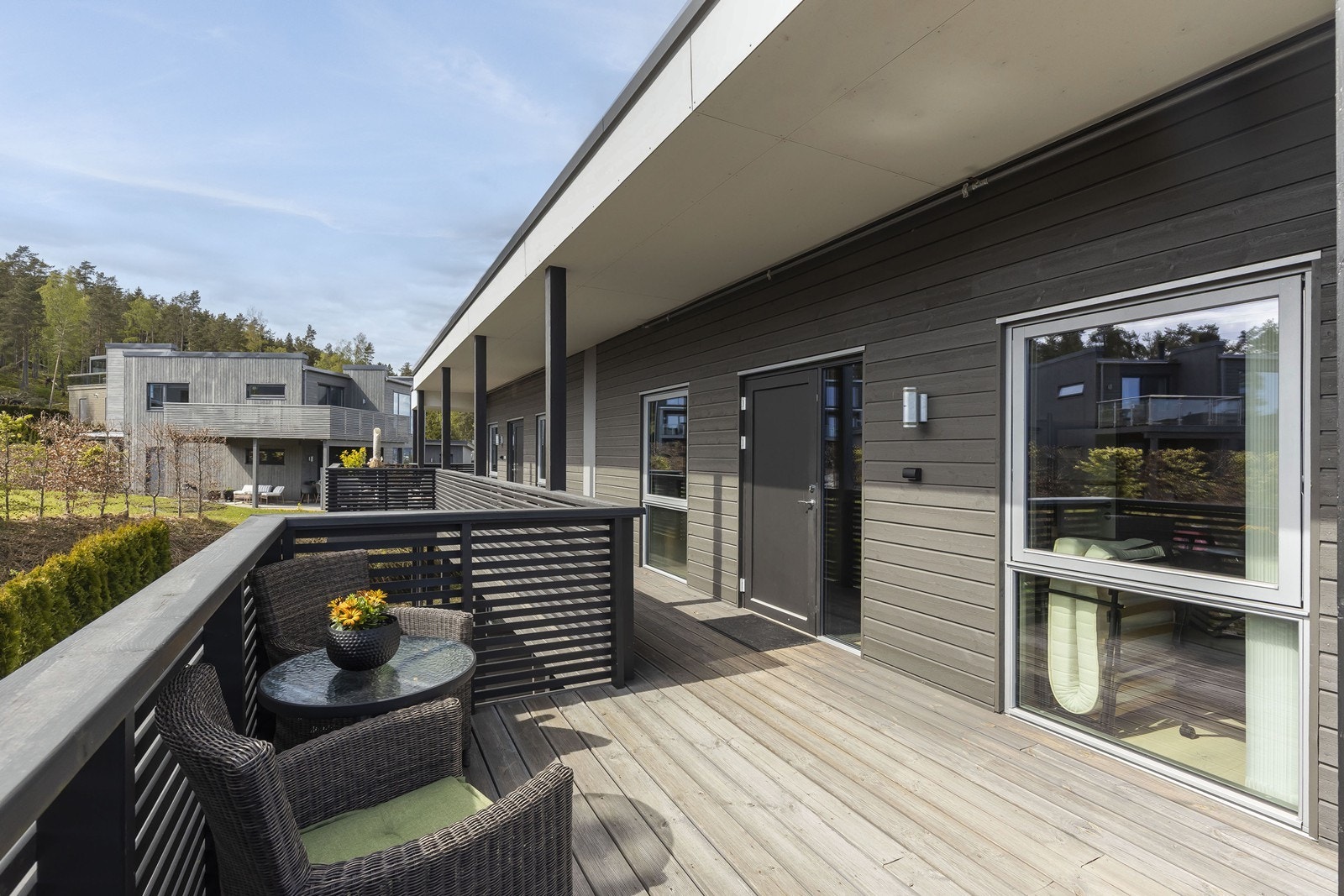 Verandaen ved inngangspartiet har god plass til utemøbler og byr på ettermiddags-/kveldssol. Galleribilde