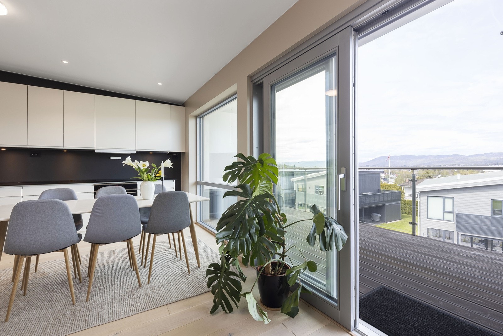 Direkte utgang til terrasse fra spiseplassen. Galleribilde