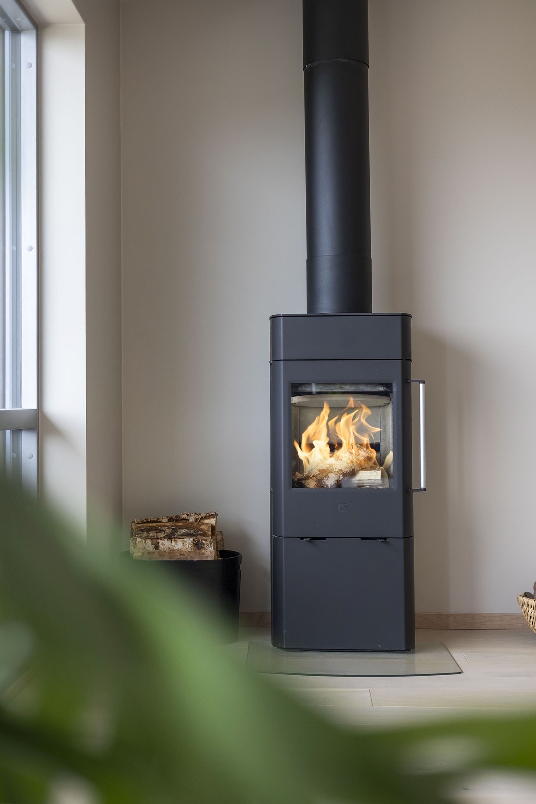 Vedovn i stuen gir ekstra varme og hygge i oppholdsrommet. Galleribilde