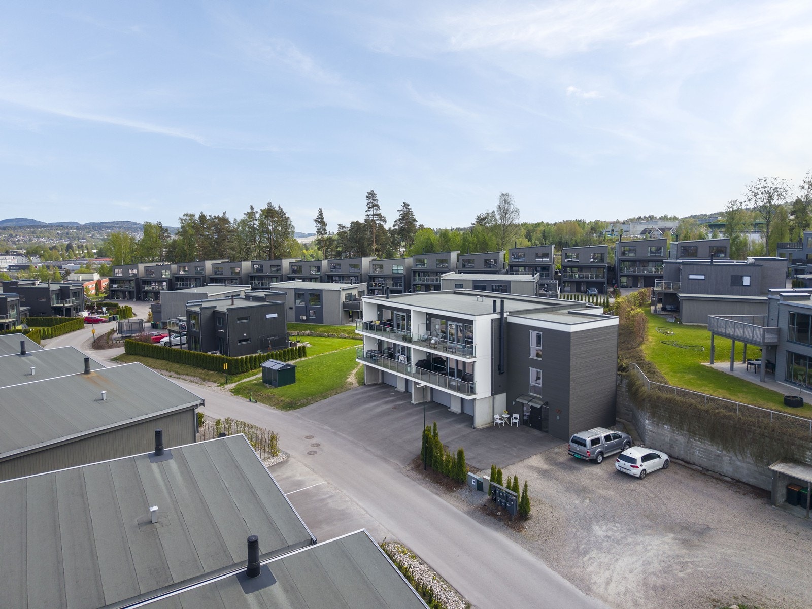 Leiligheten ligger i en moderne firemannsbolig fra 2019 med fasadeplater og liggende kledning. Galleribilde
