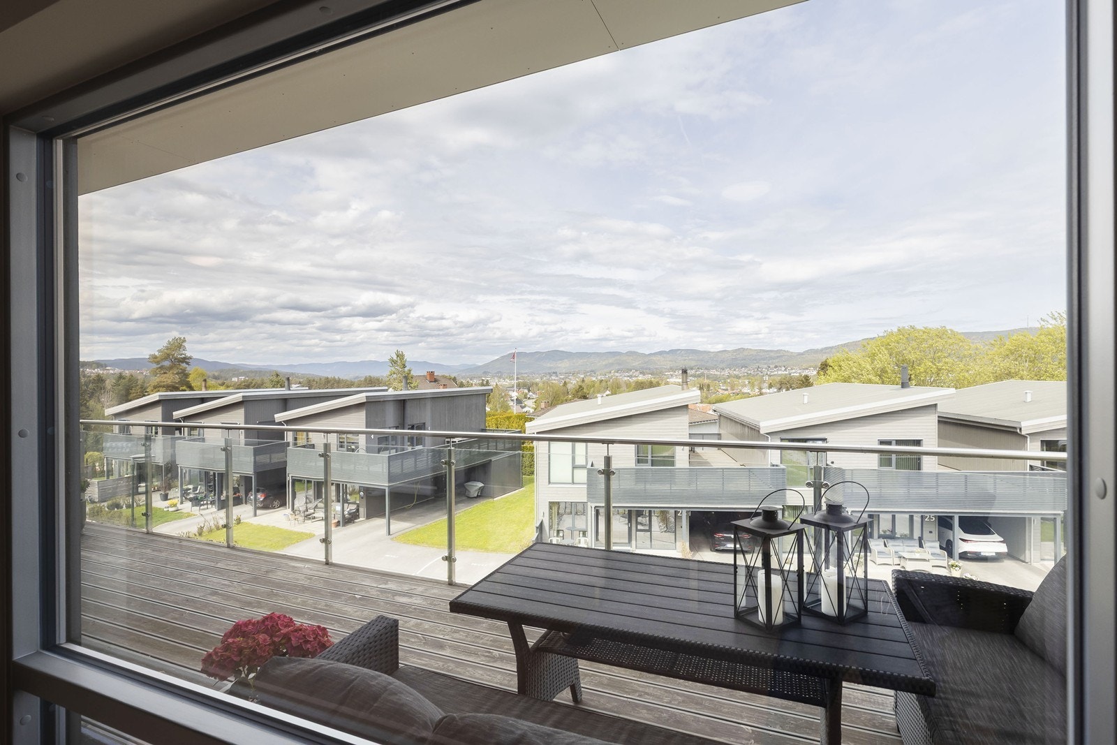 Fra stuen er det direkte tilgang til en veranda med glassrekkverk og flott utsikt. Galleribilde