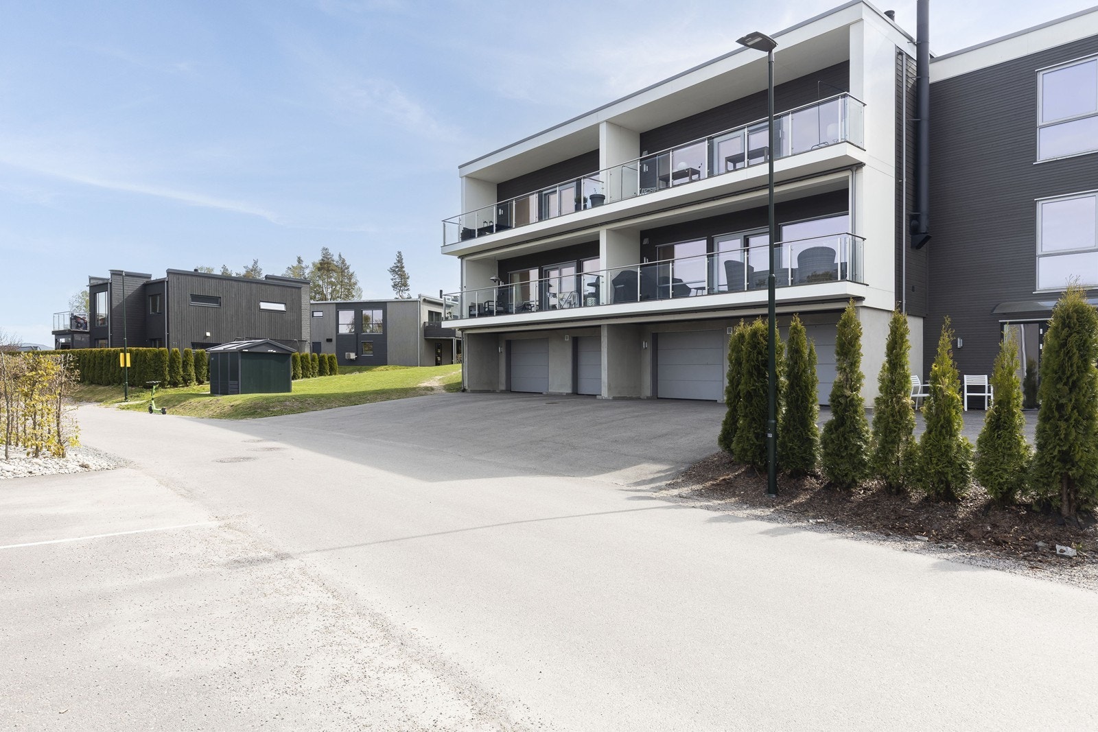Boligen disponerer plass i felles garasjeanlegg for enkel parkering. Galleribilde