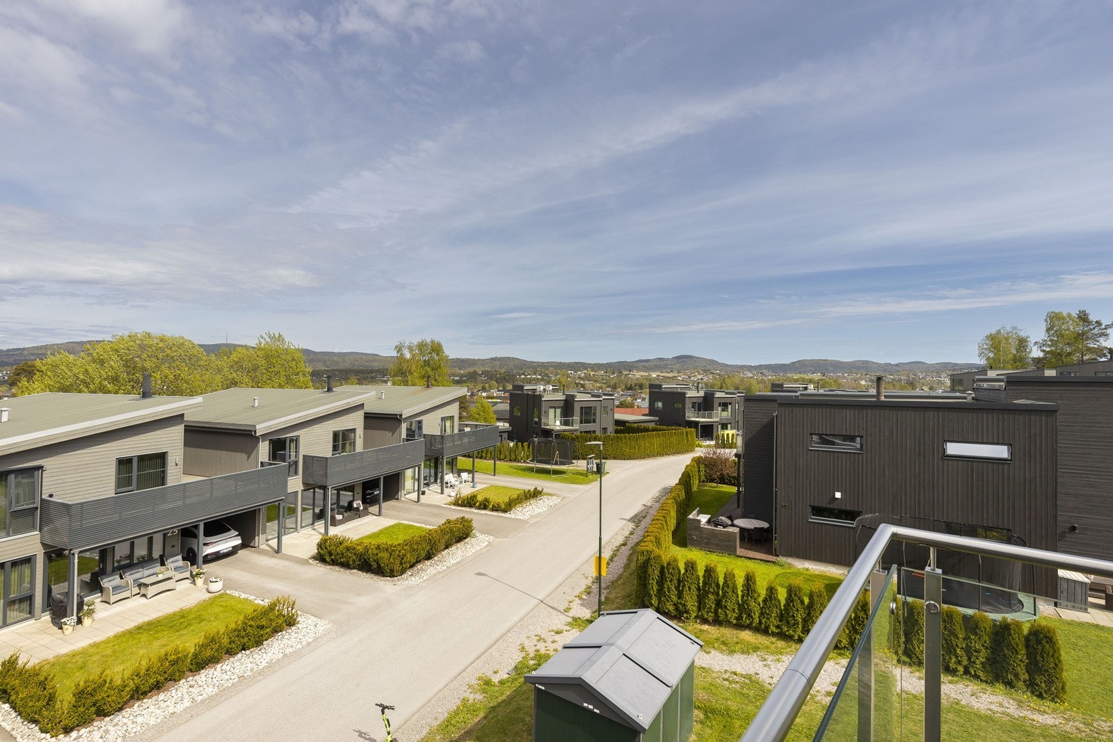 Utsikten fra eiendommen strekker seg over det fredelige nærområdet. Galleribilde
