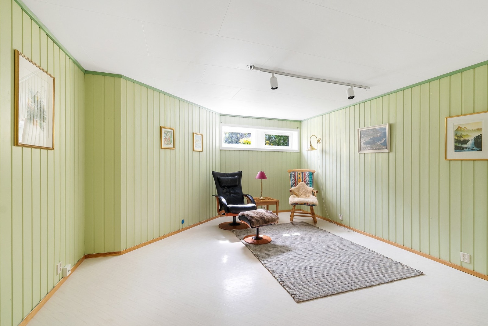 Innredet rom i kjeller som egner seg godt som hobbyrom eller TV-stue. Galleribilde