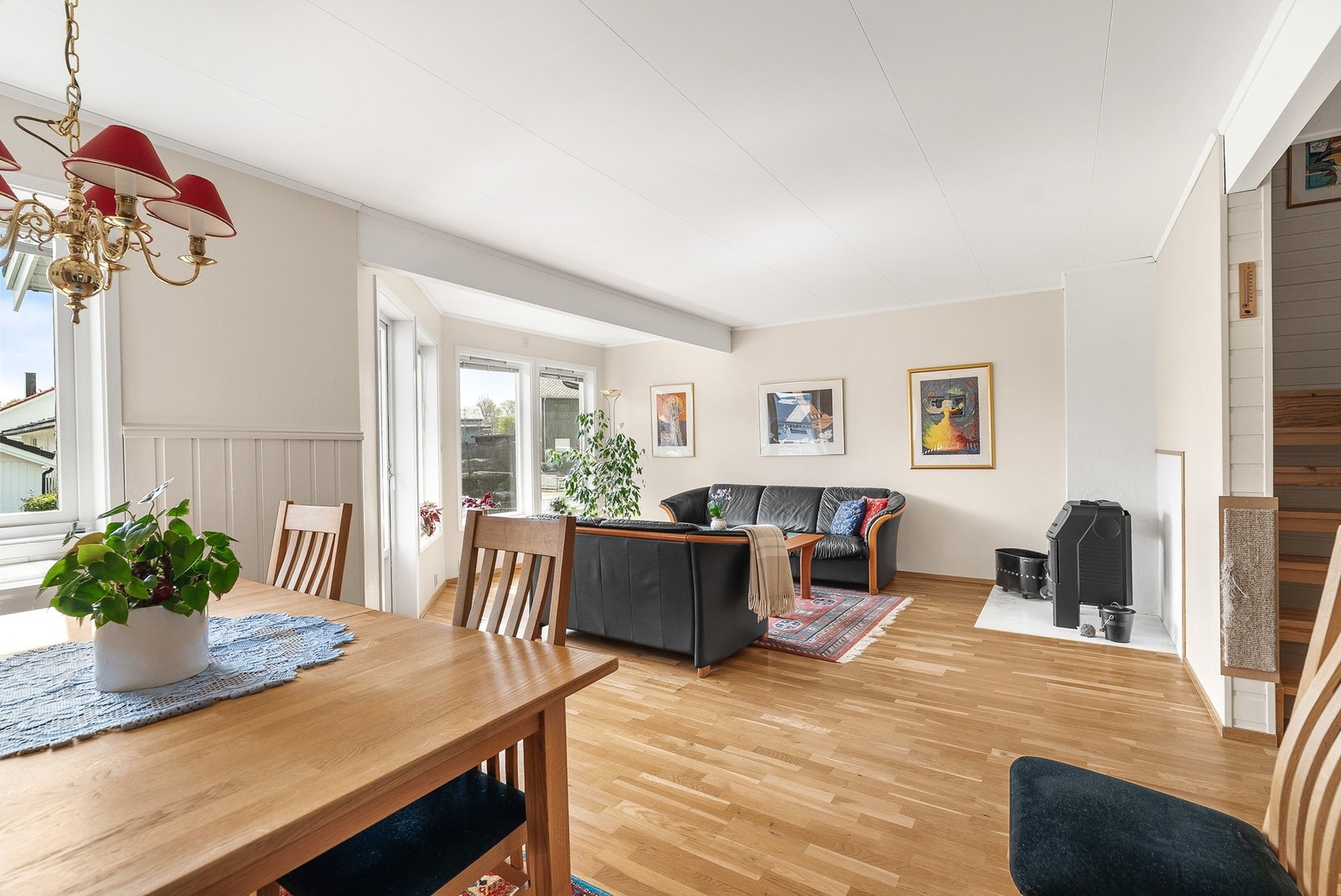 Store vindusflater i flere retninger gir godt med naturlig lys til oppholdsrommet. Galleribilde