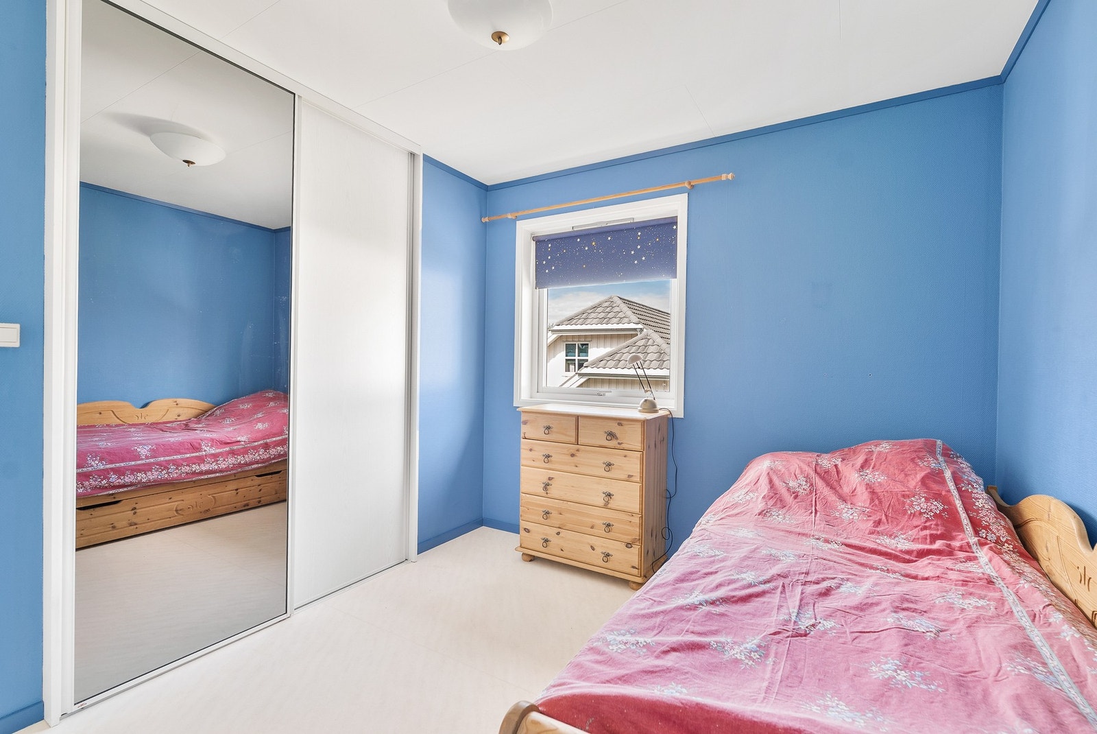 Dette soverommet er utstyrt med en skyvedørsgarderobe for effektiv oppbevaring. Galleribilde