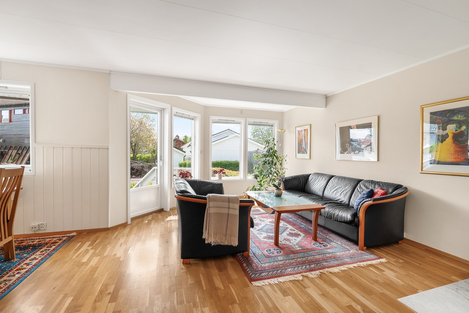 Stue med store vindusflater som slipper inn godt med naturlig lys Galleribilde
