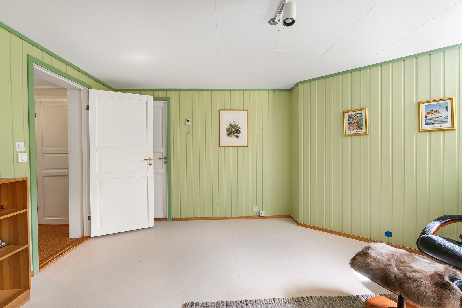 Innredet rom i kjeller som egner seg godt som hobbyrom eller TV-stue. Galleribilde