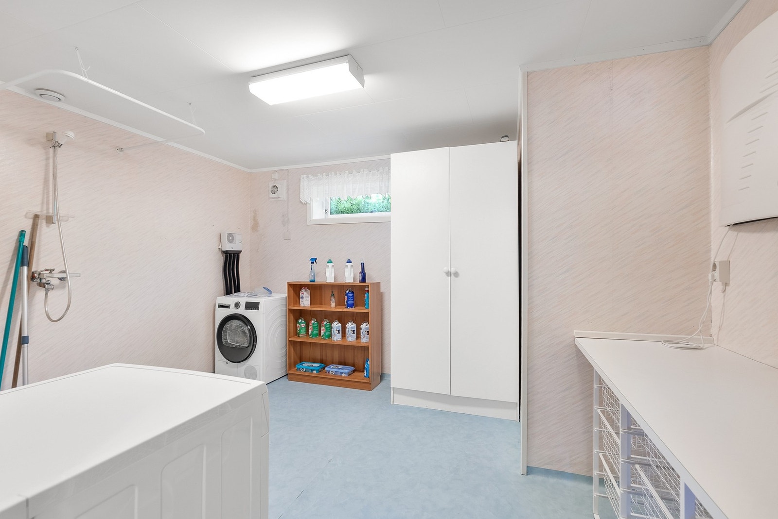 Stort og praktisk vaskerom i kjelleren med god plass til vaskemaskin og tørketrommel. Galleribilde