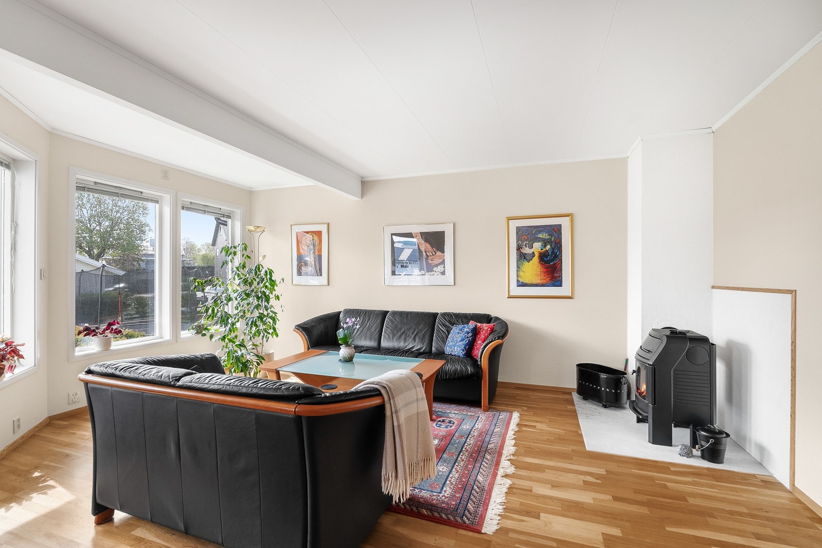 En vedovn i stuen gir ekstra varme og hygge på kalde dager. Galleribilde