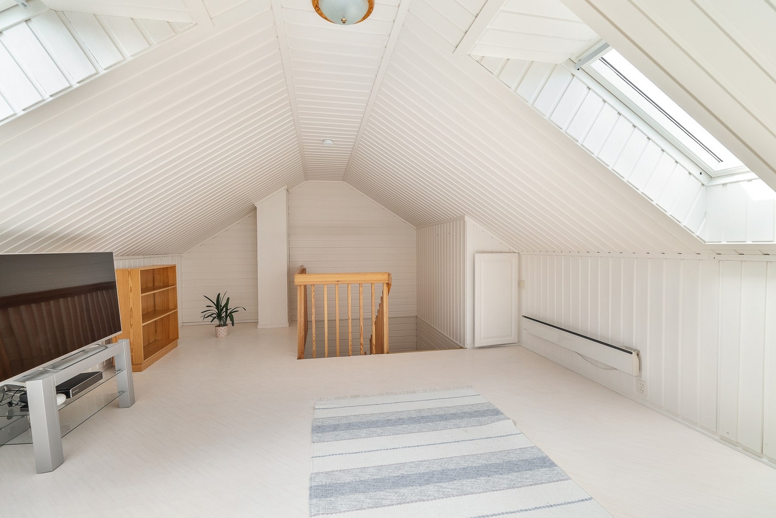 Loftet er et fleksibelt areal som kan benyttes som en ekstra stue, kontor eller lekerom. Galleribilde