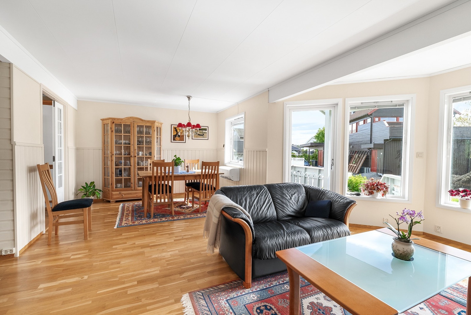 God plass til både sofagruppe og en større spisestue. Galleribilde
