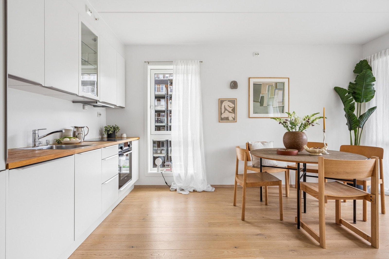 Den åpne løsningen mellom kjøkken og stue har gjennomgående parkett, som skaper en helhetlig følelse. Galleribilde