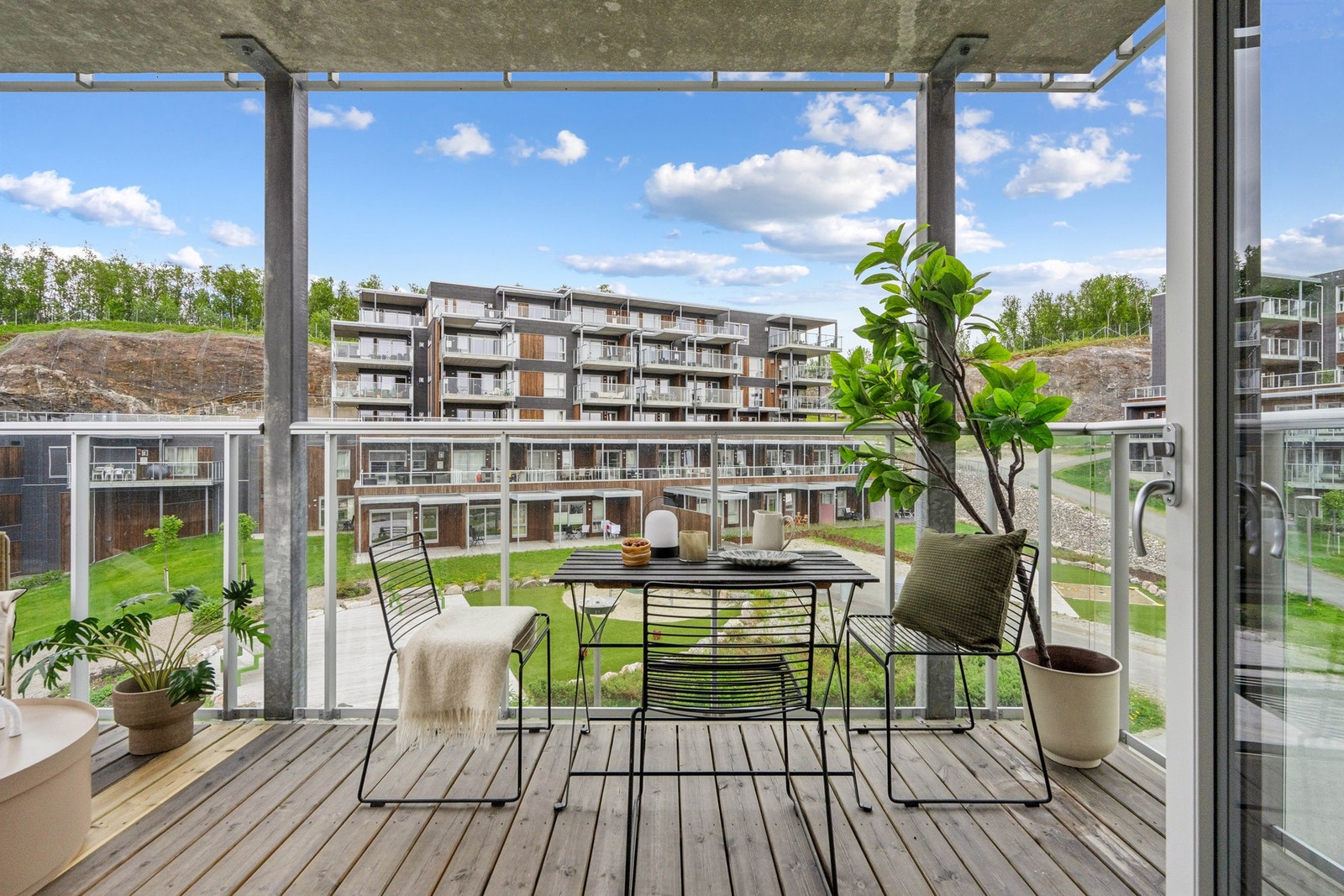 Rekkverket i glass og metall sikrer utsikten og gir et moderne uttrykk. Galleribilde