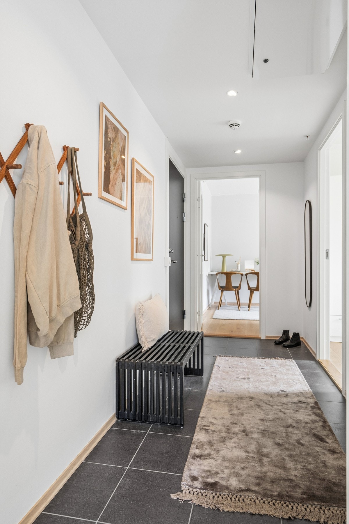 Det balanserte ventilasjonsanlegget, med aggregat i taket i entréen, sørger for et sunt inneklima. Galleribilde
