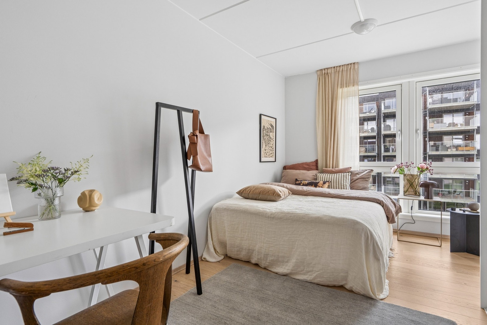 Hovedsoverommet har god plass til dobbeltseng og en kontorplass eller garderobeløsning. Galleribilde