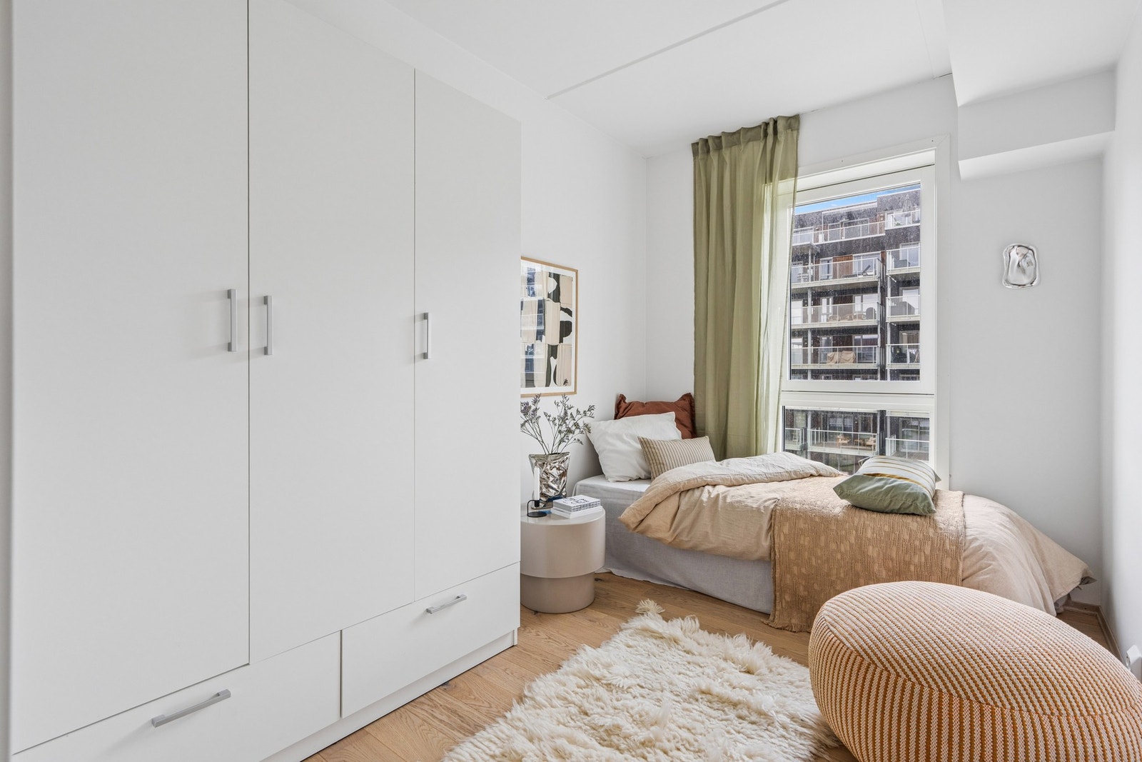 God plass til garderobeskap for effektiv oppbevaring. Galleribilde